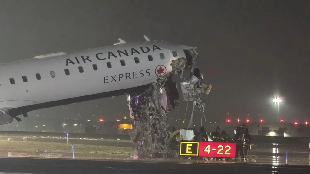 Cabina destruida del CRJ-900 de Air Canada tras colisión con camión de bomberos en La Guardia
