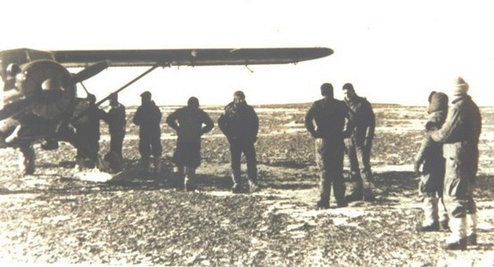 Base Marambio: placa conmemorativa de la epopeya de la Patrulla Soberanía y la construcción de la pista antártica argentina.